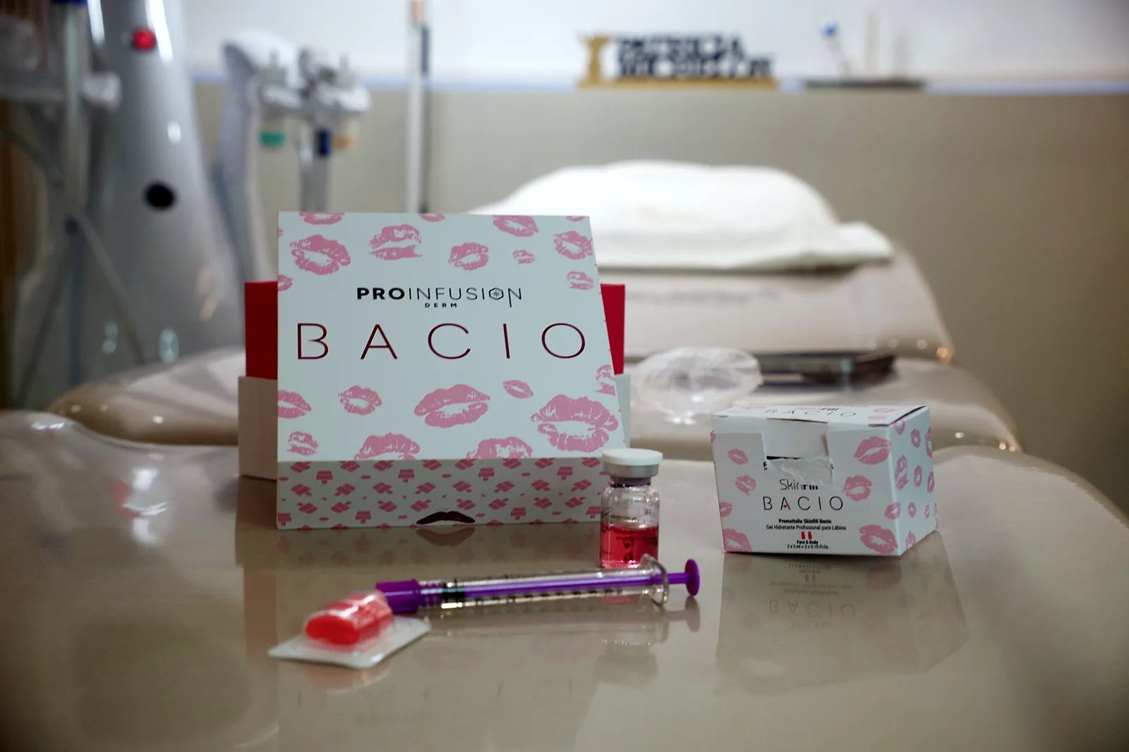 Caixa do Skinfill Bacio, hidratação labial, sobre a maca da clínica.