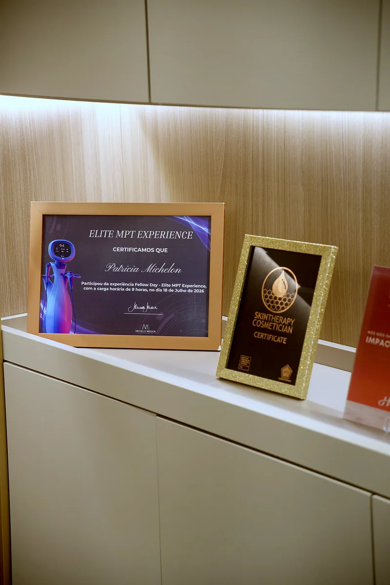 Certificado Elite MPT Experience emoldurado na clínica.