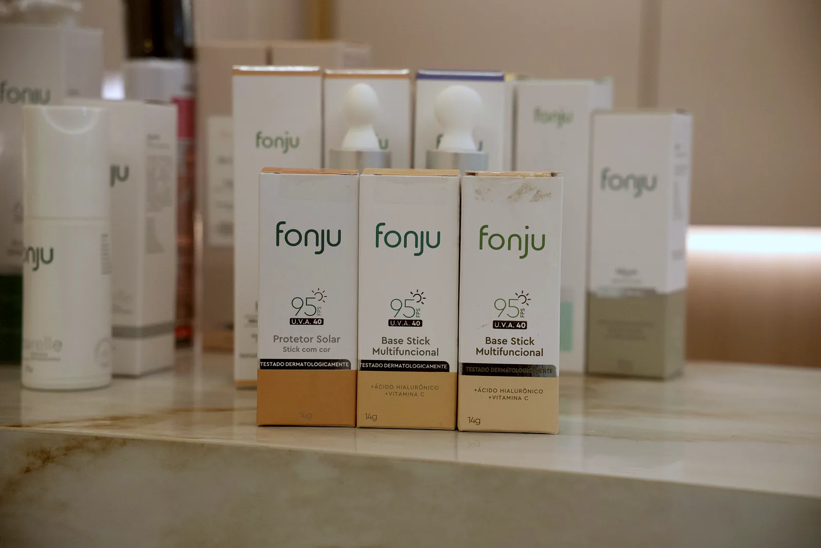 Caixas de dermocosméticos para uso em casa expostas na bancada da clínica.